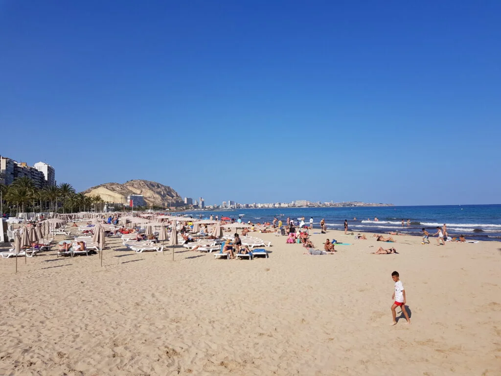 Plaża El Postiguet w Alicante w maju