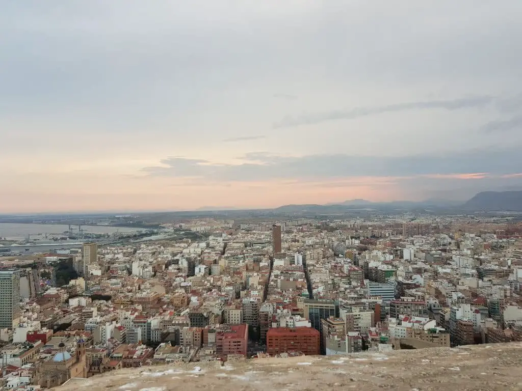 Die Dämmerung von Alicante an einem bewölkten Tag.