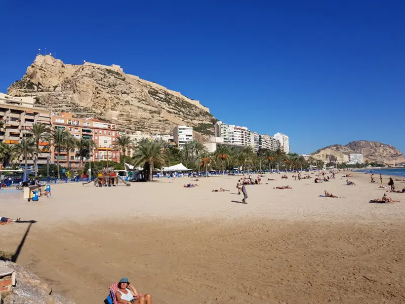 Das Wetter in Alicante bietet im November einige Möglichkeiten, den Strand zu genießen.