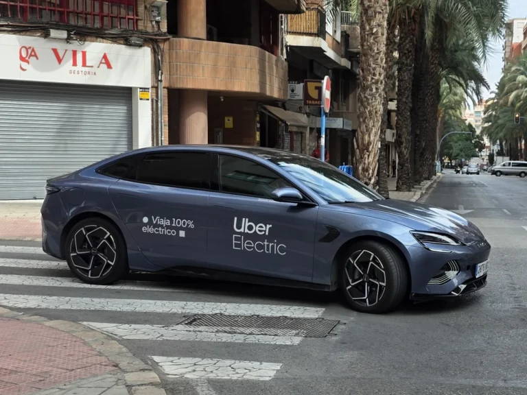 Czy w Alicante jest Uber? Tak – a także Bolt, Cabify i taksówki (2026)