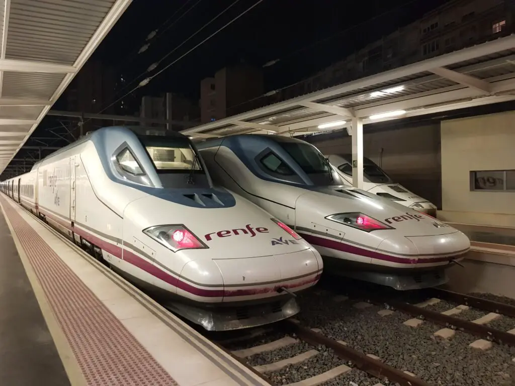 AVE-Züge im Bahnhof von Alicante