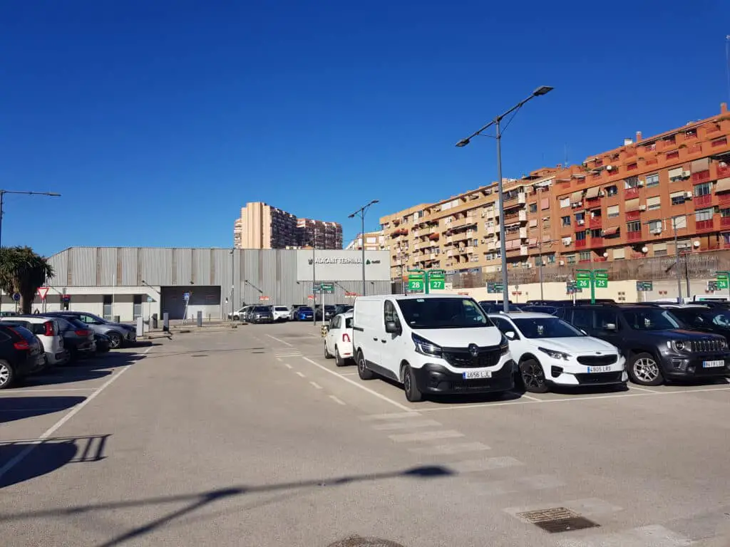 Mietwagen, die am Bahnhof Alicante Terminal Renfe-Adif auf Kunden warten.