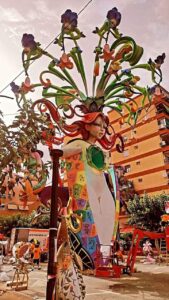 Hoguera wird zu Beginn des Hogueras-Festivals in Alicante montiert