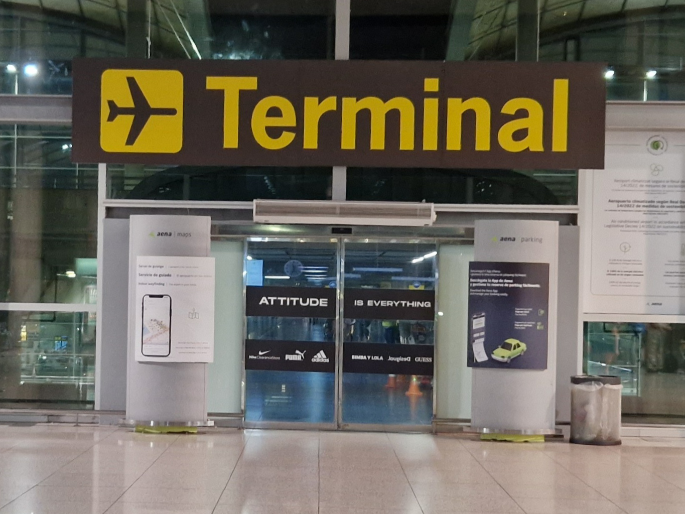 Entrée de l'aéroport d'Alicante depuis le parking